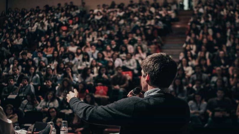 ¿Miedo a hablar en público? Aquí cómo superarlo